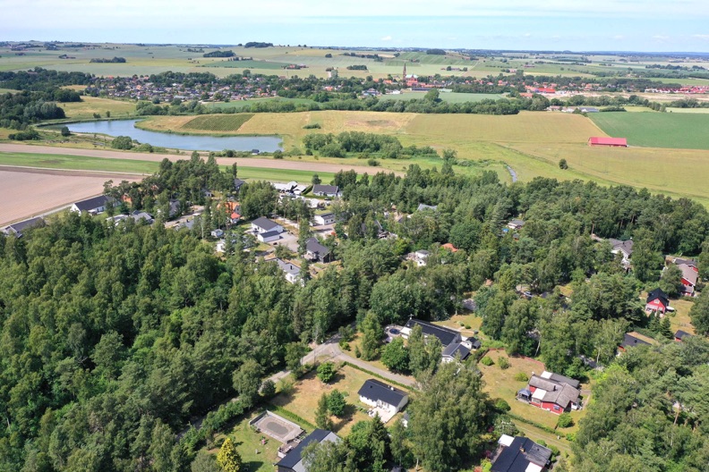 Flygbild över Munkebäck med skog och omgivande landskap
